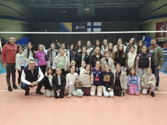 Минић са одбојкашицама из Обудовца - Фото: Уступљена фотографија