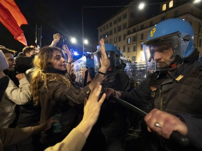 Демонстрације у Риму (фото: EPA/MASSIMO PERCOSSI) - 
